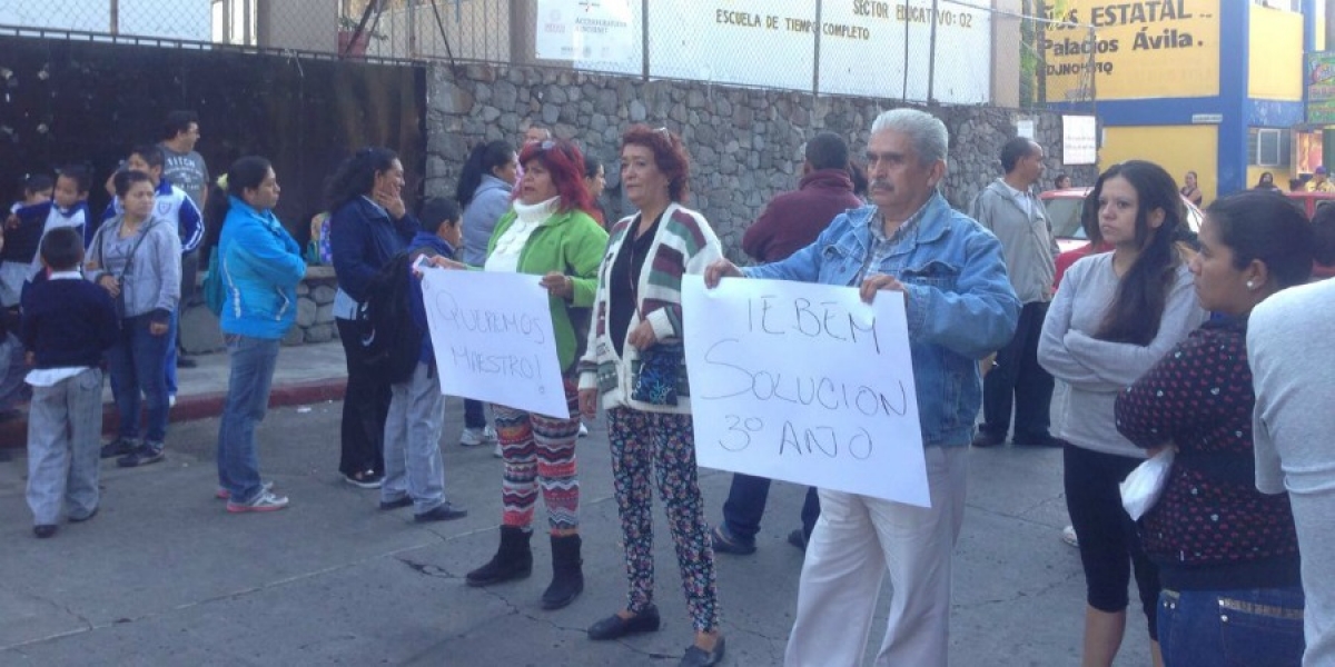 Se manifiestan padres de familia de primaria ubicada en San Antón