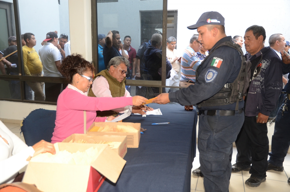 Suspenden policías de Cuautla protesta tras recibir vales de despensa