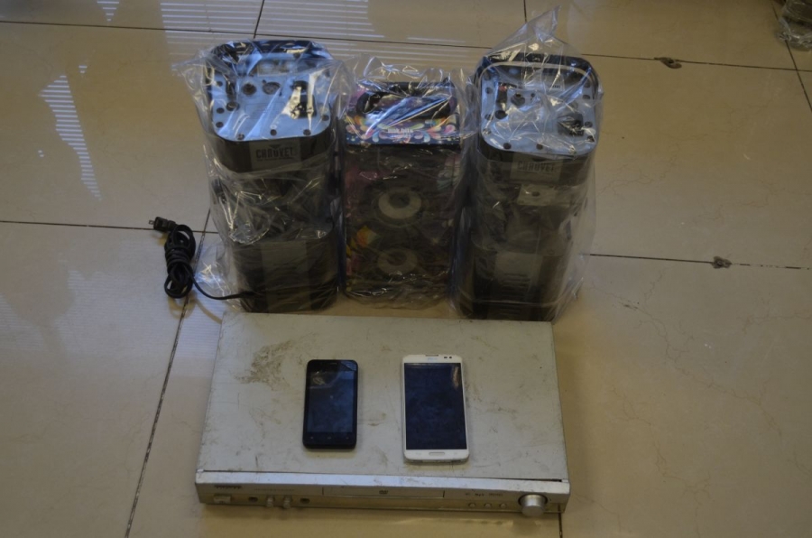 Sorprenden a dos hombres robando en una casa