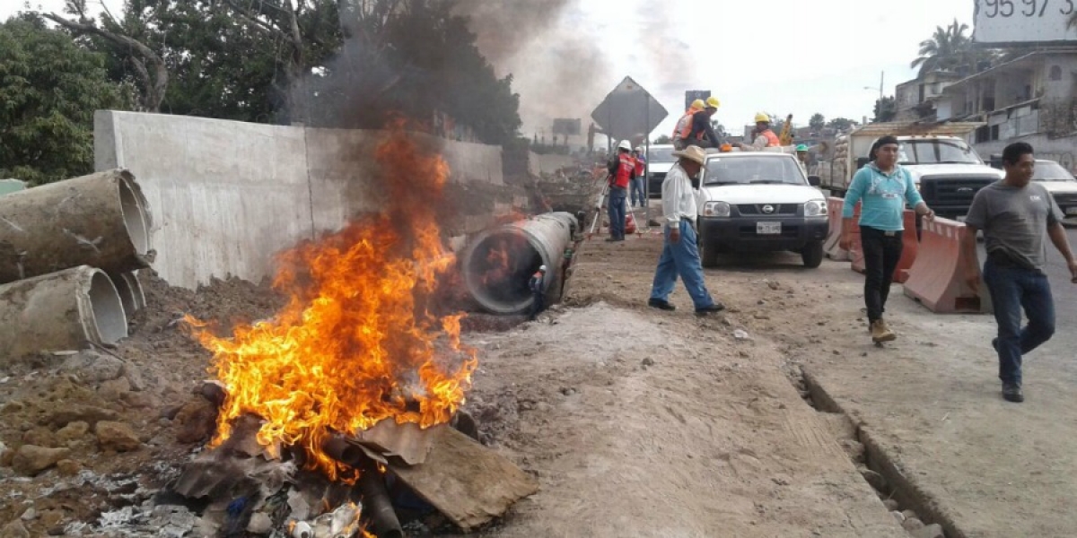 Protestan vecinos afectados por obras del paso exprés
