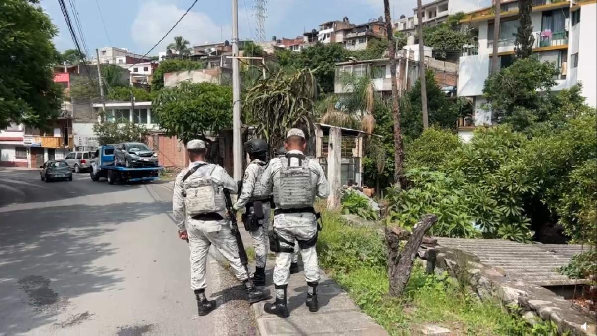 Cae camioneta en el patio de una casa