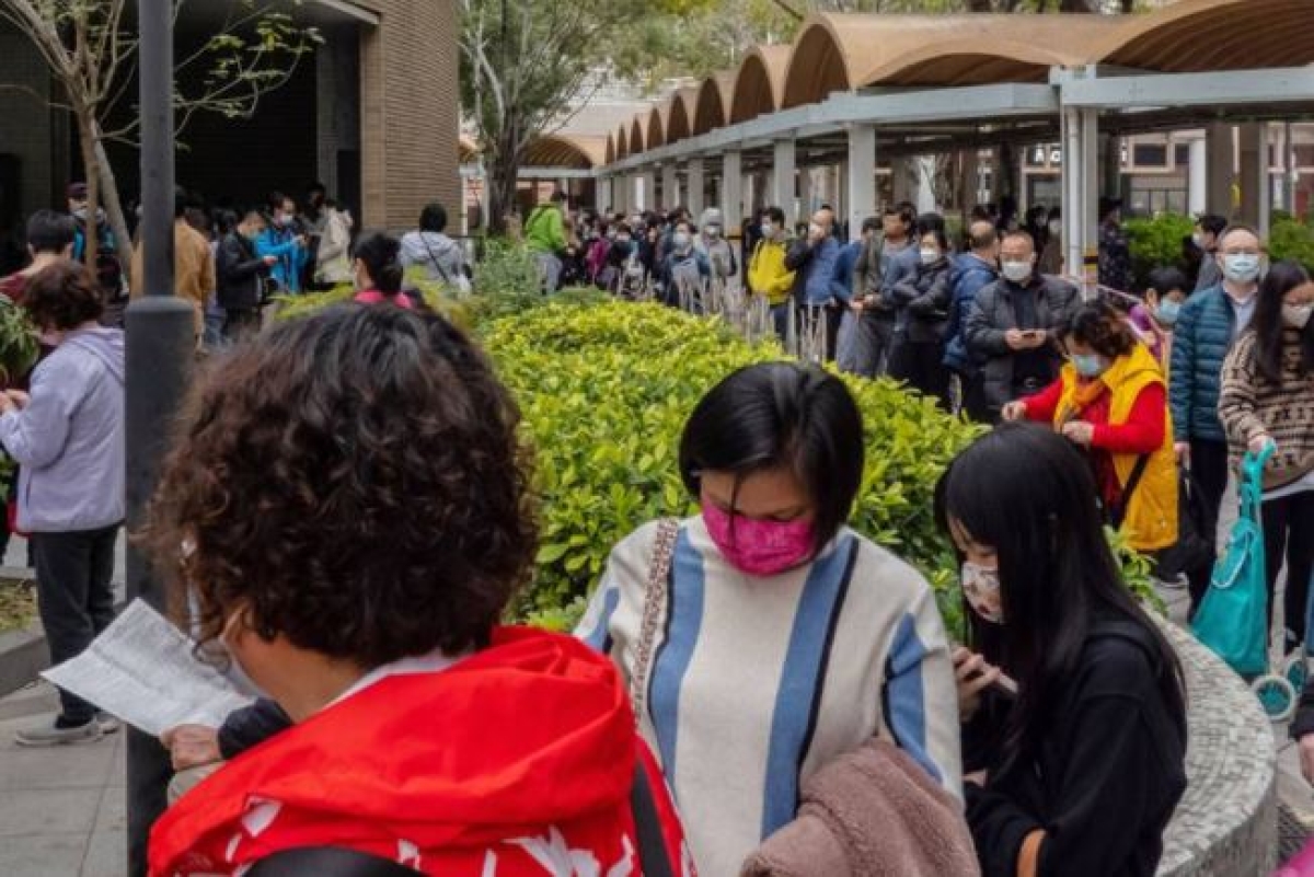 Hong Kong supera los 2 mil casos de COVID por primera vez