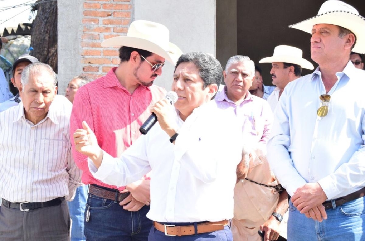 El diputado federal Matías Nazario Morales e integrantes del cabildo de Cuautla inauguraron la pavimentación de la avenida Benito Juárez en Casasano