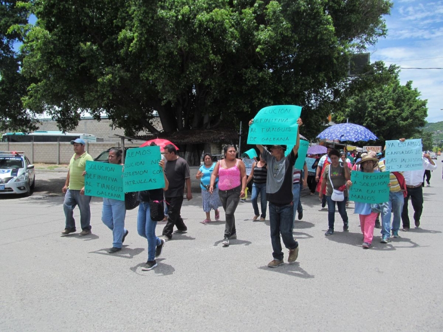 Se inconforman tianguistas de Galeana por reubicación con la fuerza pública