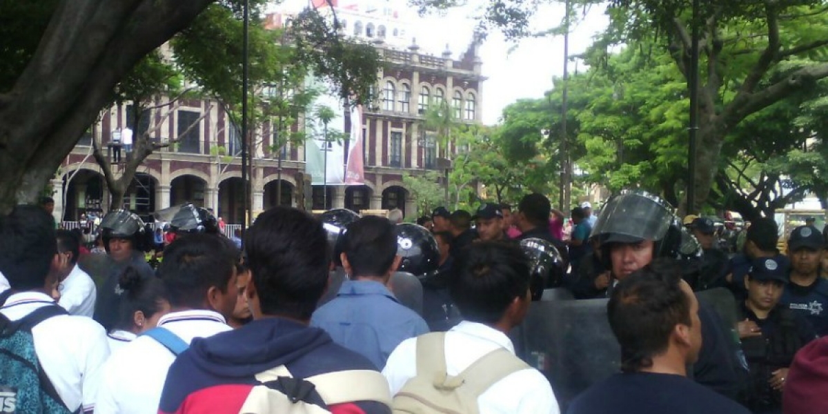 Marchan y se manifiestan en Cuernavaca estudiantes de la preparatoria Ejército Libertador del Sur