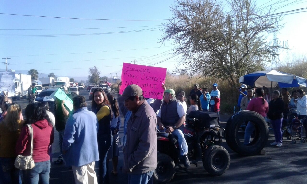 Protestan padres de familia en la carretera México-Oaxaca
