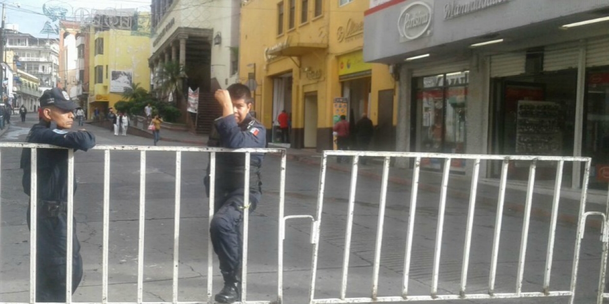 Cercan y resguardan la calle Matamoros en el centro de Cuernavaca