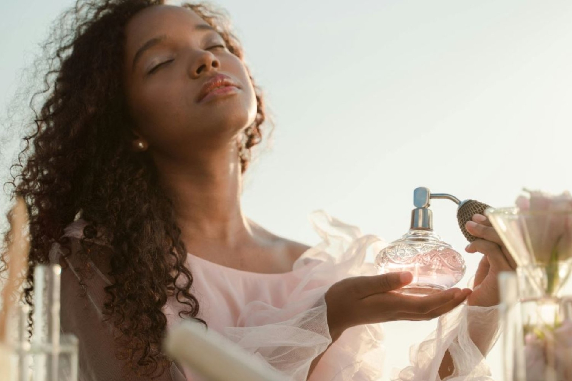 Aplicar perfume en el cuello podría afectar tu salud: especialistas explican los riesgos