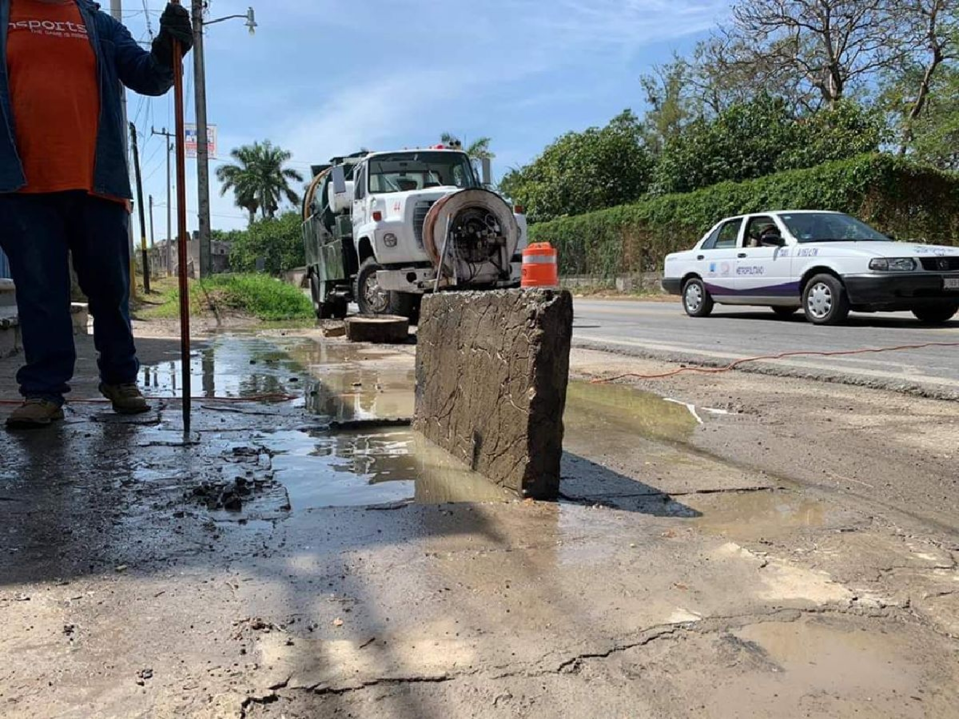 Dan mantenimiento a drenaje de colonia de Mazatepec