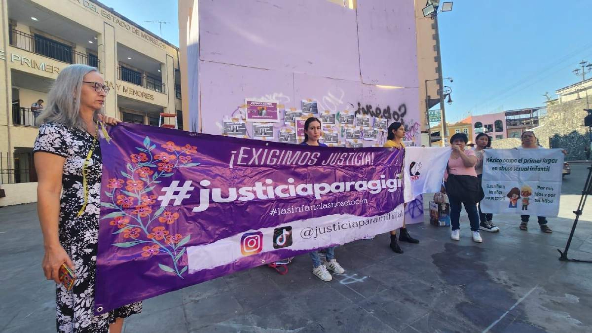 Madre protesta contra jueces por absolver al presunto agresor de su hija