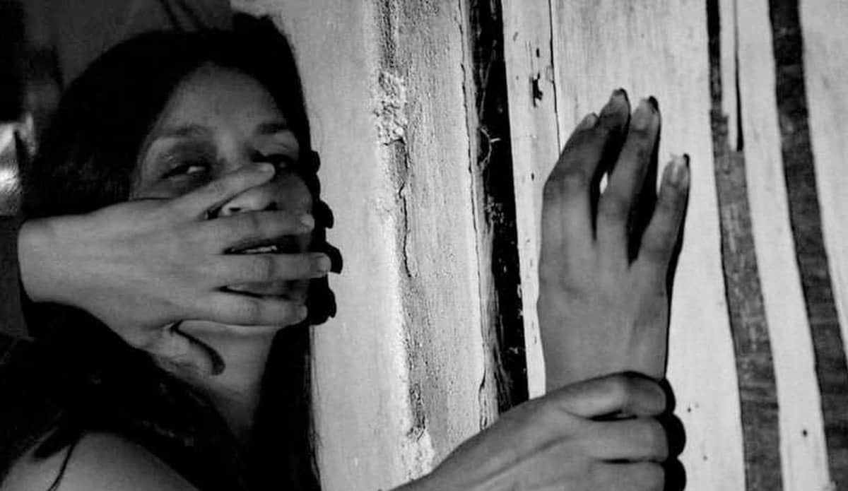 Por golpear a su esposa terminó en los separos