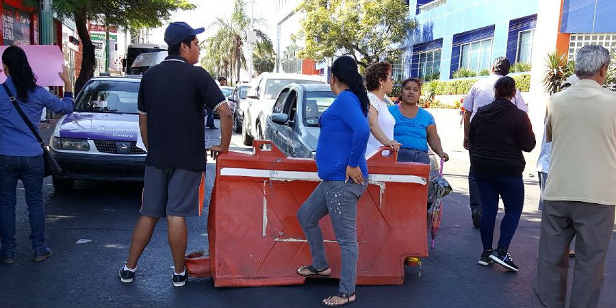 Hoy: Se manifiestan ciudadanos por falta de agua potable; bloquean avenida Plan de Ayala