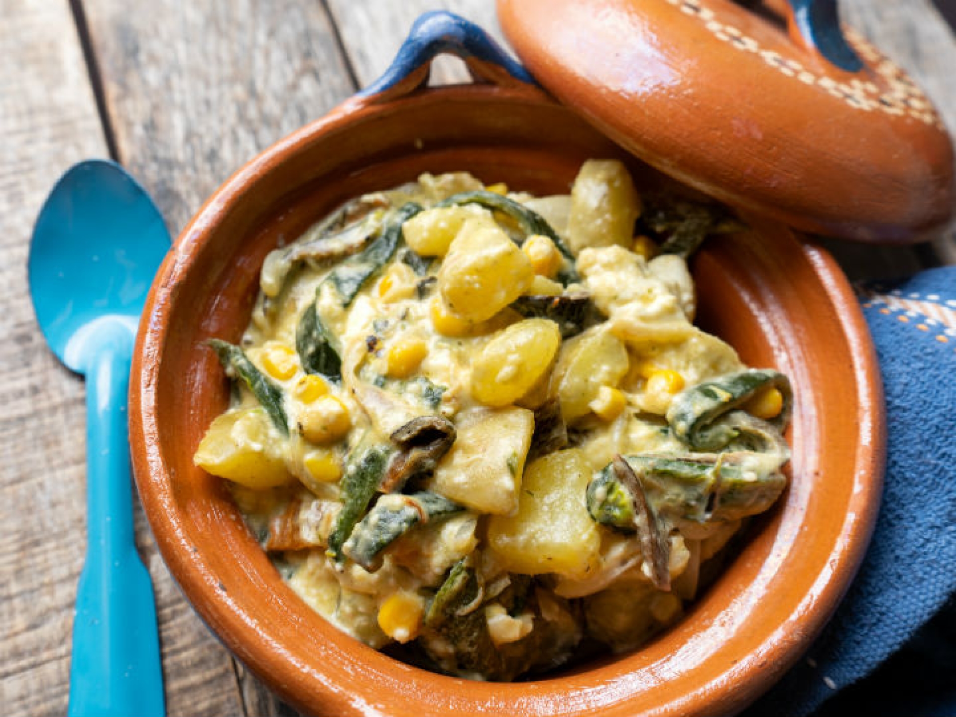 ¿Qué cocinar para la hora de la comida? Receta de papas con rajas