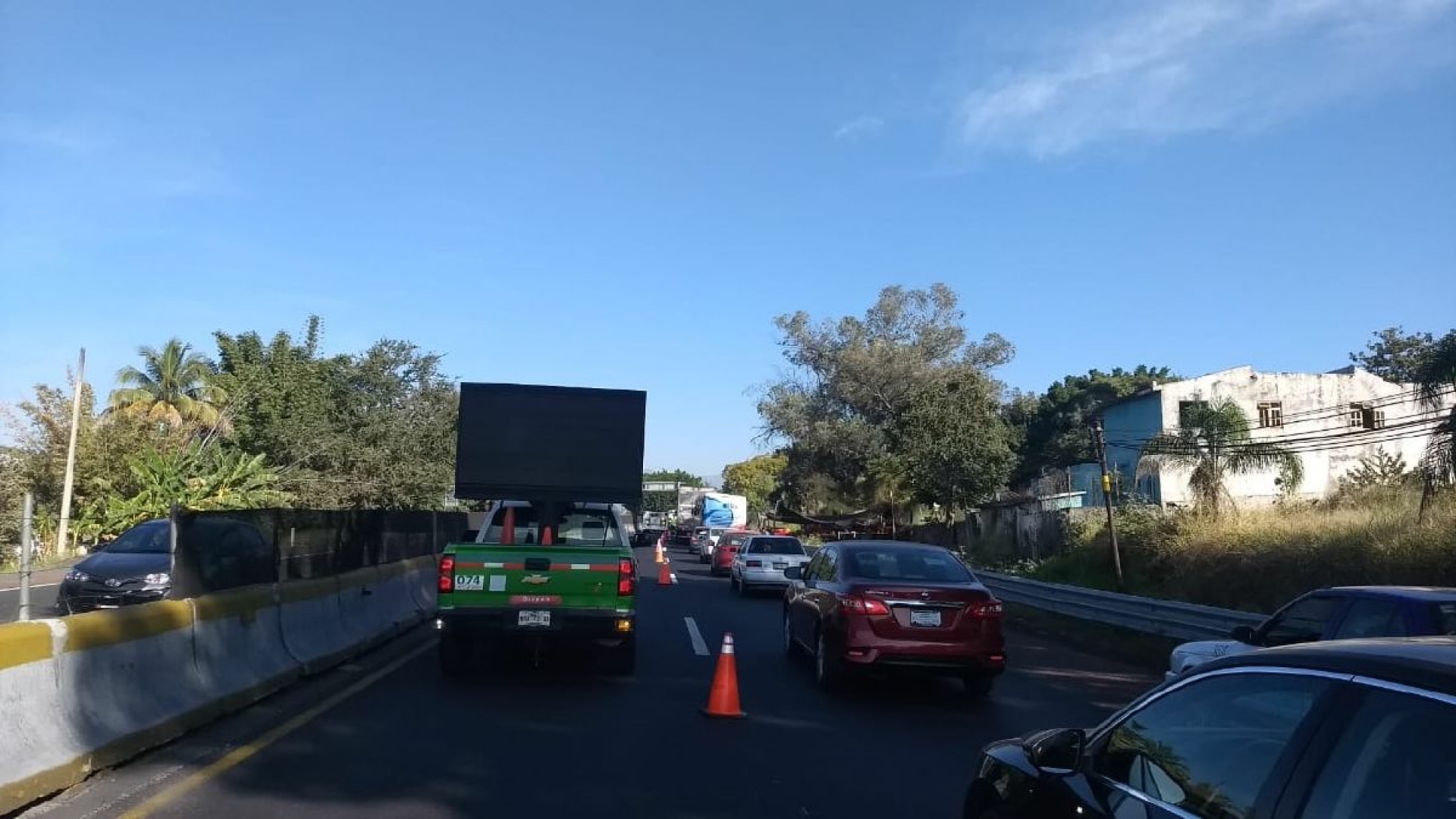Chocan tres vehículos sobre la autopista México-Acapulco