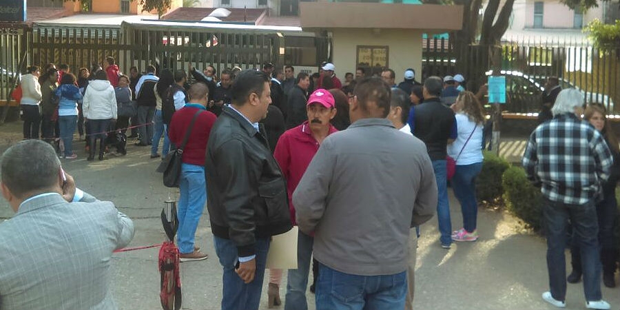 Se movilizan maestros para exigir el pago de prestaciones pendientes