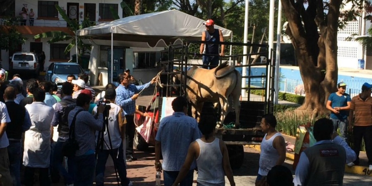 Trabajadores del rastro protestan en el Ayuntamiento de Cuernavaca