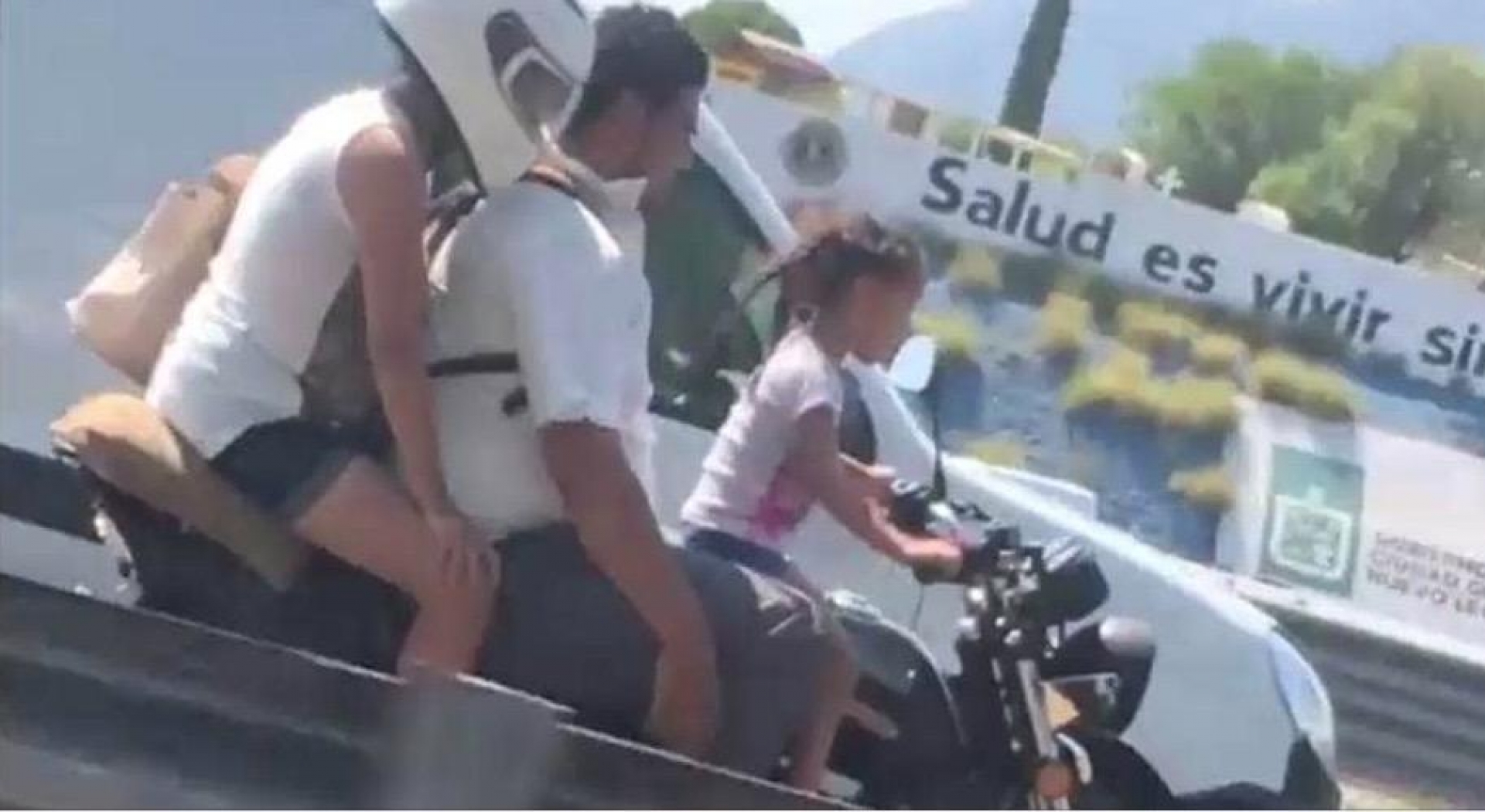 VIDEO: Captan a niña manejando motocicleta en Nuevo León