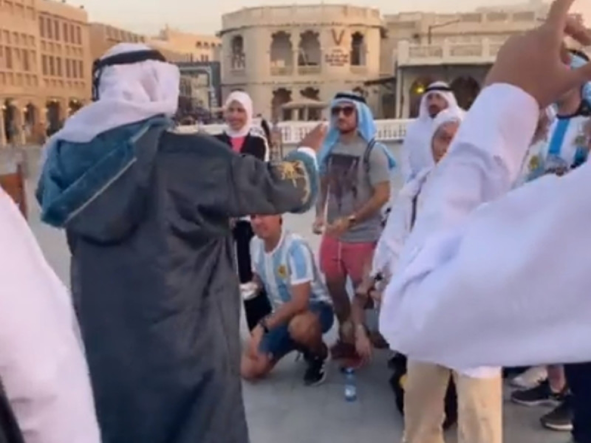 Mexicanos se disfrazan de qataríes y regañan a personas de Argentina