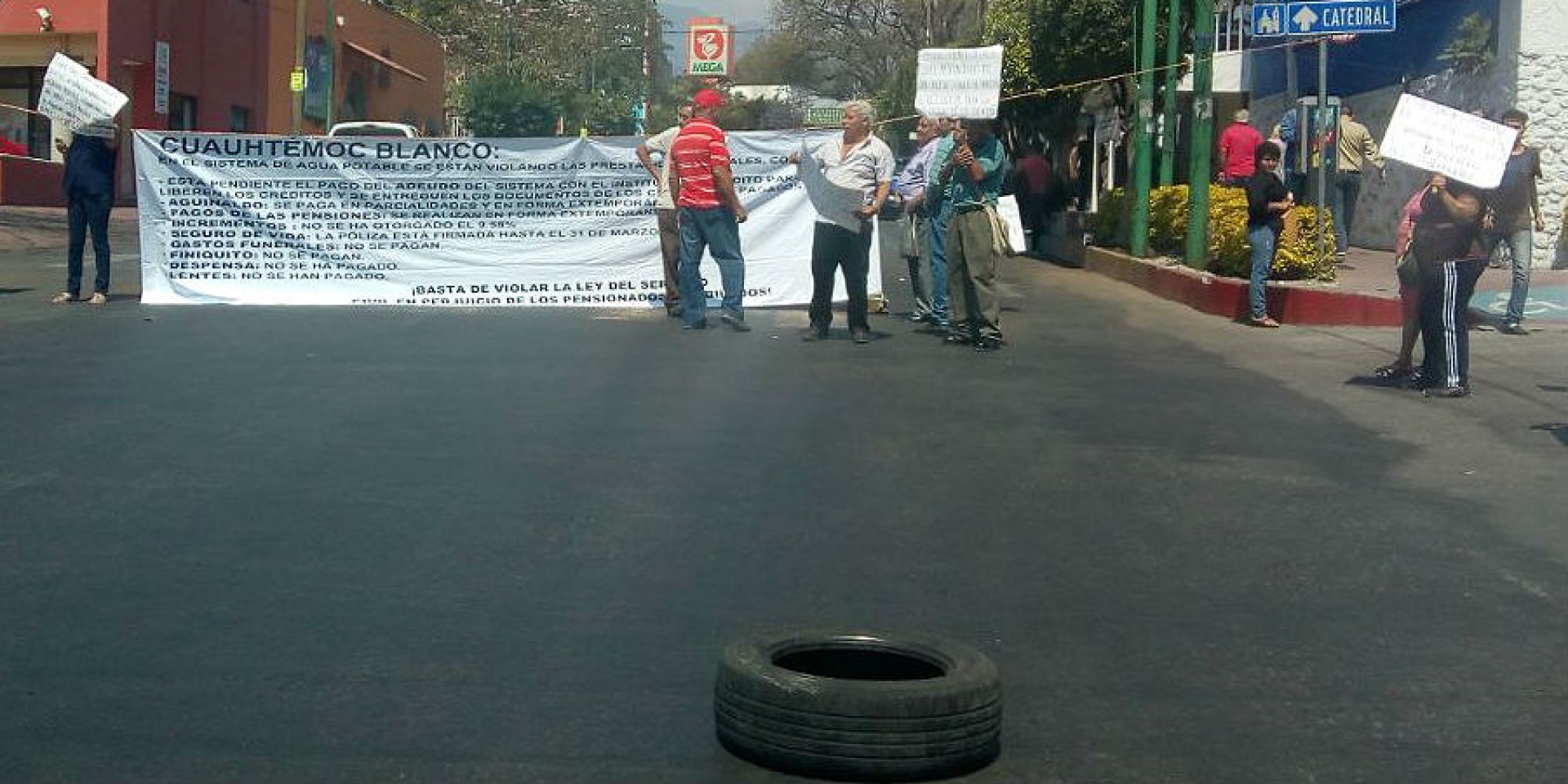 Se manifiestan jubilados del SAPAC en la avenida Morelos