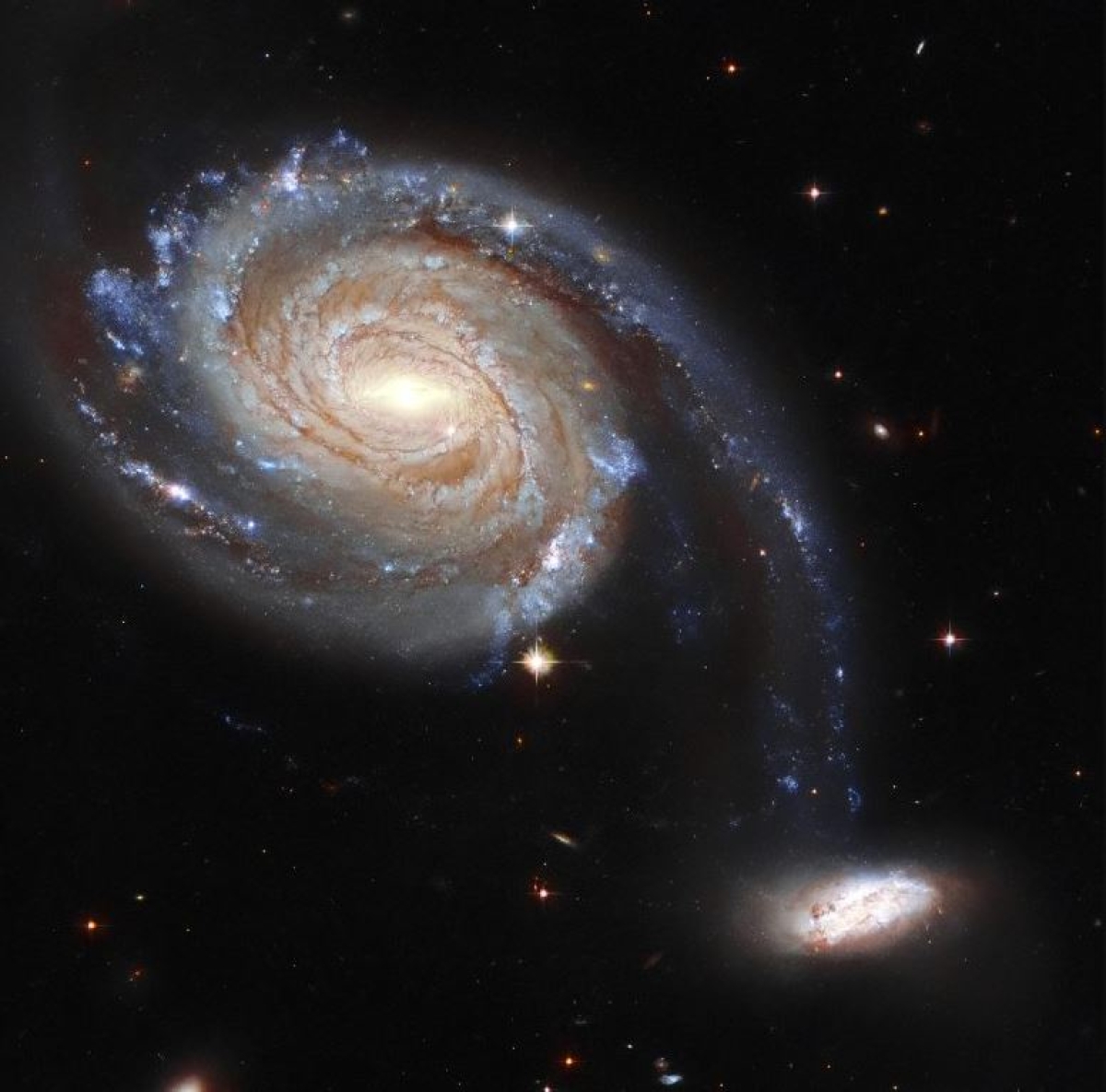 El telescopio El Hubble detecta a una galaxia en proceso de “engullir” a otra