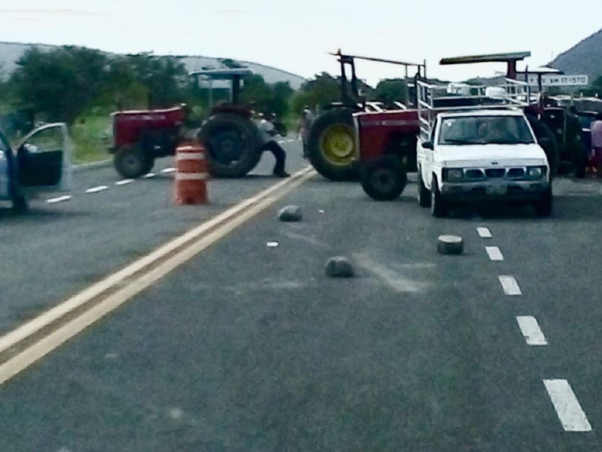 Bloquean campesinos de la zona oriente la autopista Siglo XXI