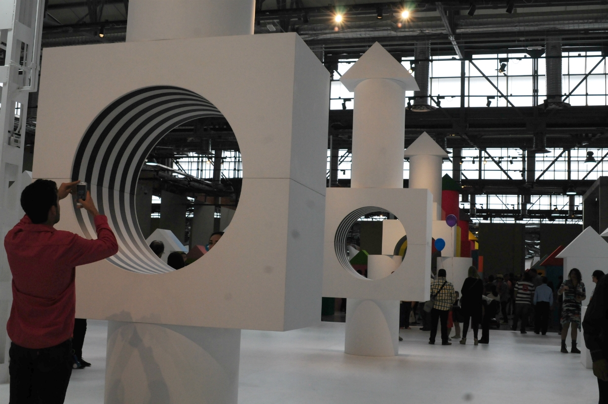 Inauguran la exposición Como un juego de niño, del artista francés Daniel Buren