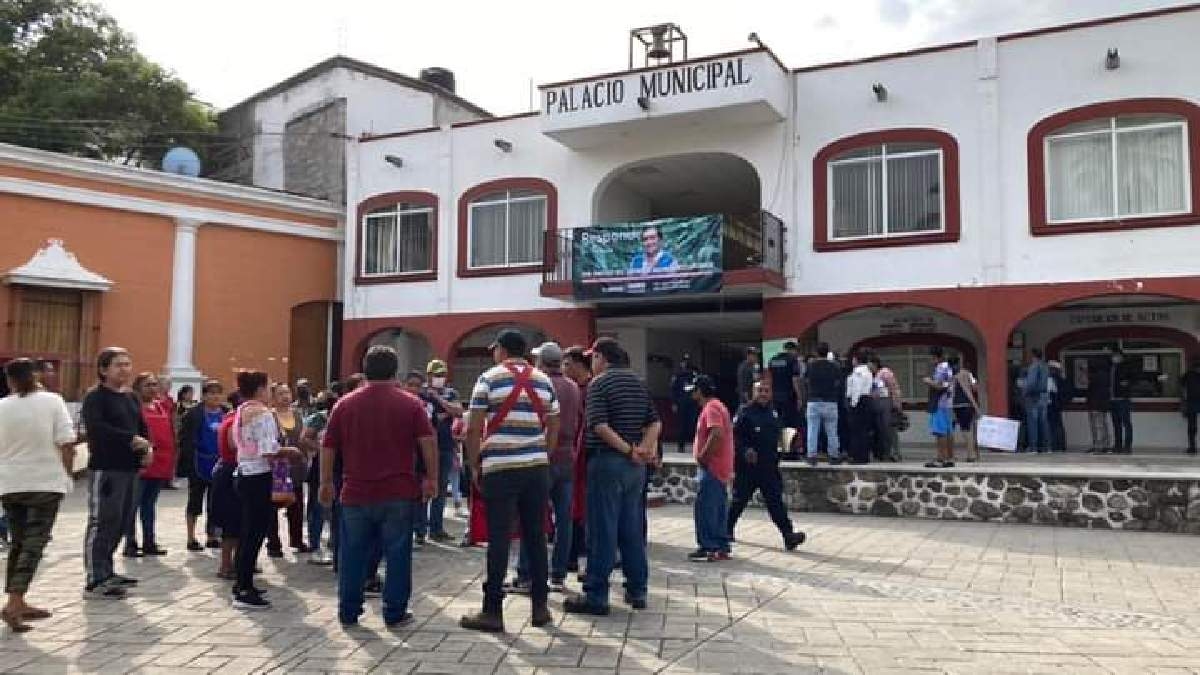 Comerciantes toman presidencia de Puente de Ixtla
