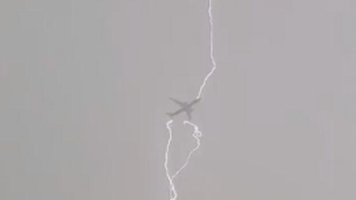 Captan un rayo cayendo sobre avión comercial