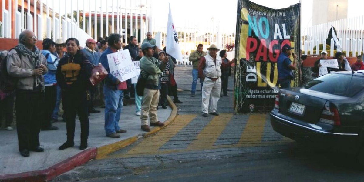 Toman integrantes de la ANUEE oficinas de CFE; protestan por incumplimiento de acuerdos y alza en tarifas