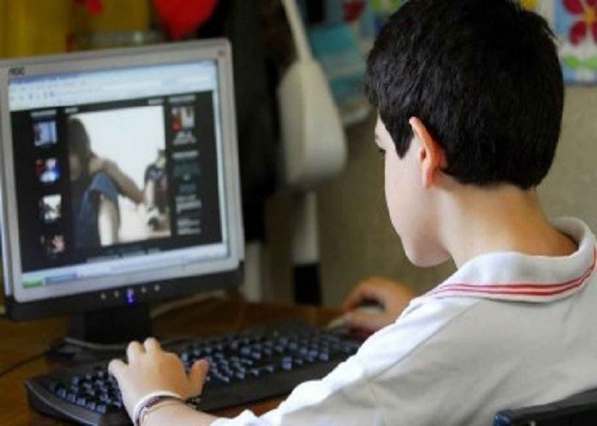 Australia avala ley contra contenido violento en redes sociales