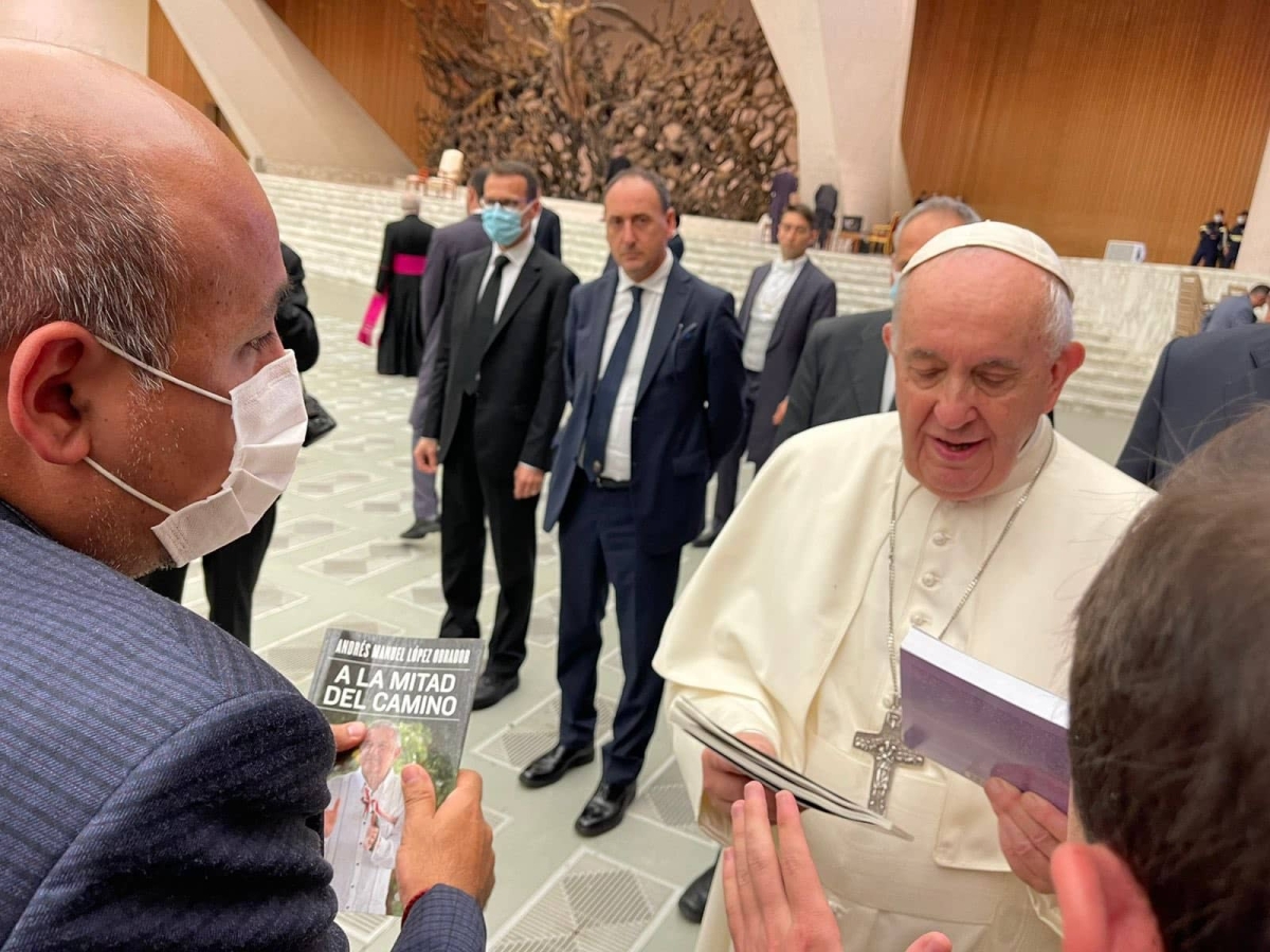 Regalan nuevo libro de AMLO al Papa Francisco