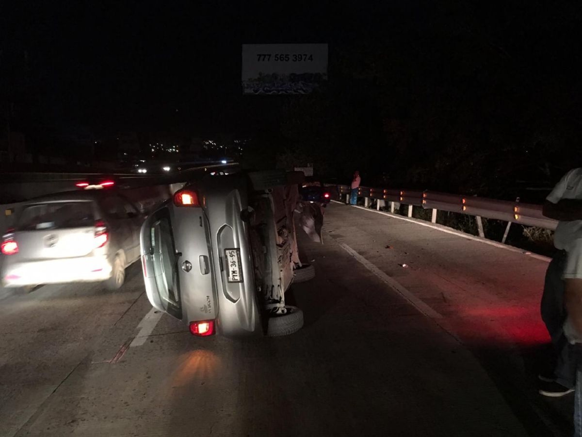 Choque en la México-Cuernavaca deja daños materiales