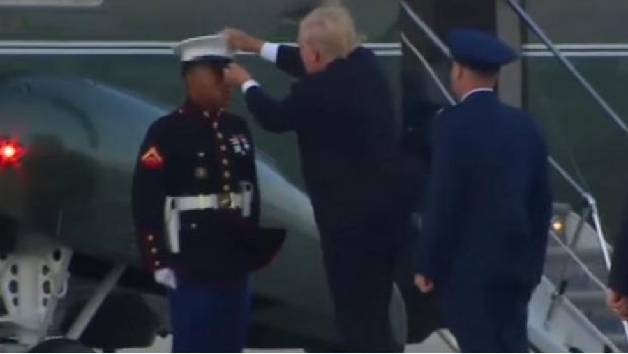 Trump ayuda a soldado que perdió su gorra por fuerte viento