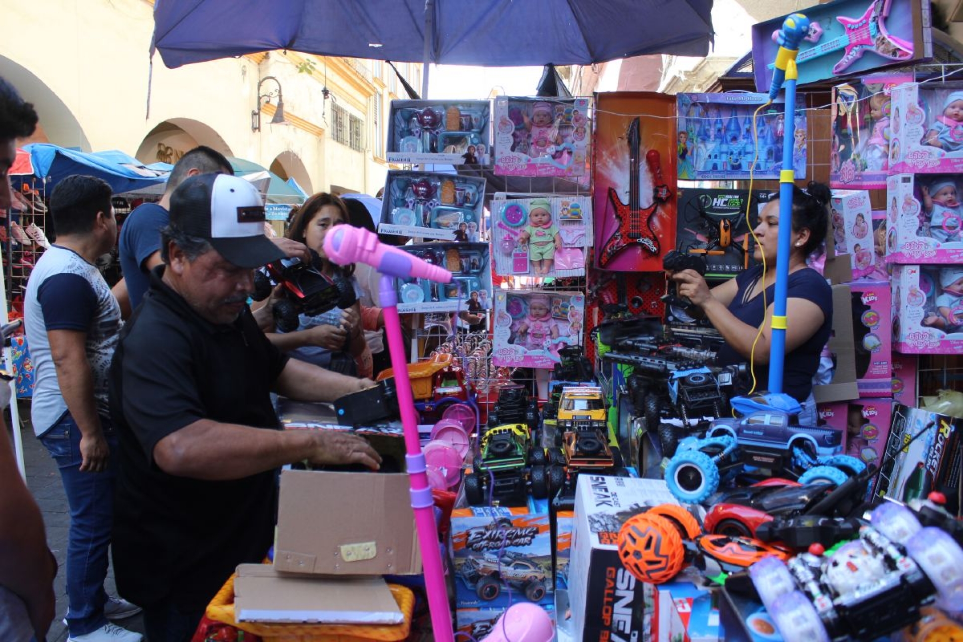 Cierre de calle Guerrero inhibe ventas, se quejan empresarios