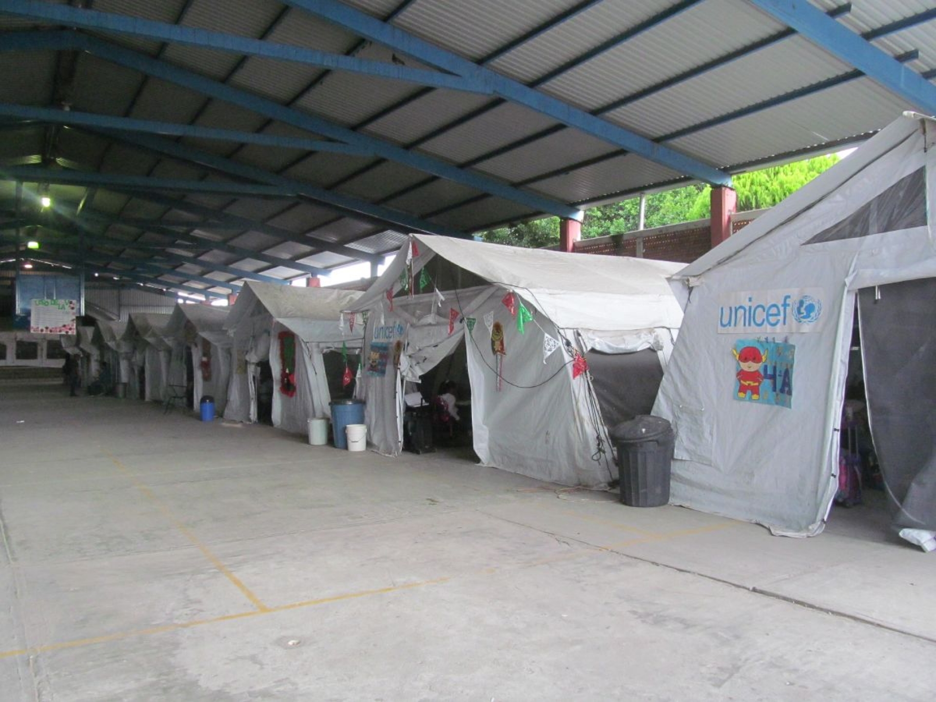 Irrita a padres de familia de primaria de Jojutla que sus hijos aún estudien en carpas