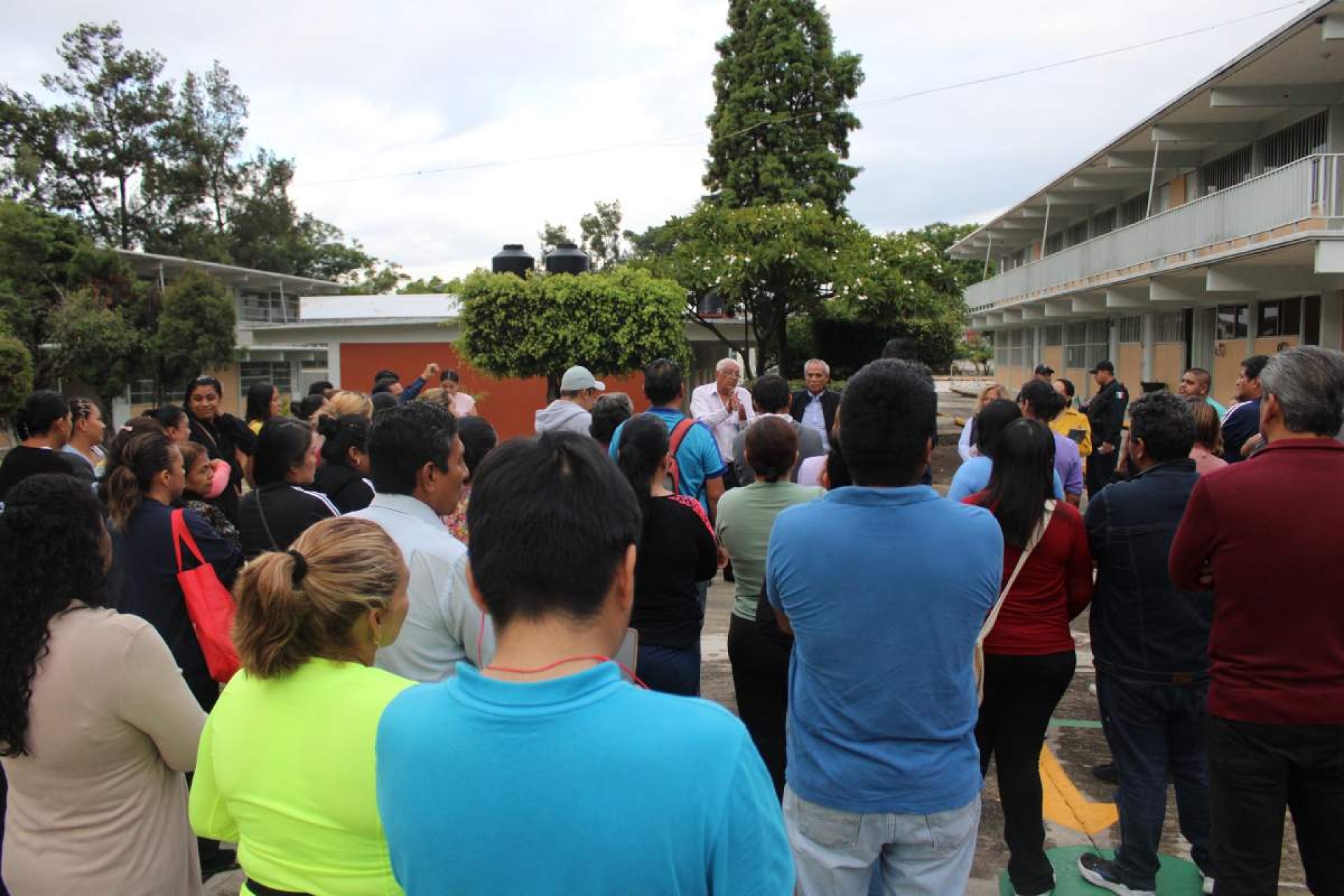 Alarma de padres de familia por amenazas de un alumno en una escuela