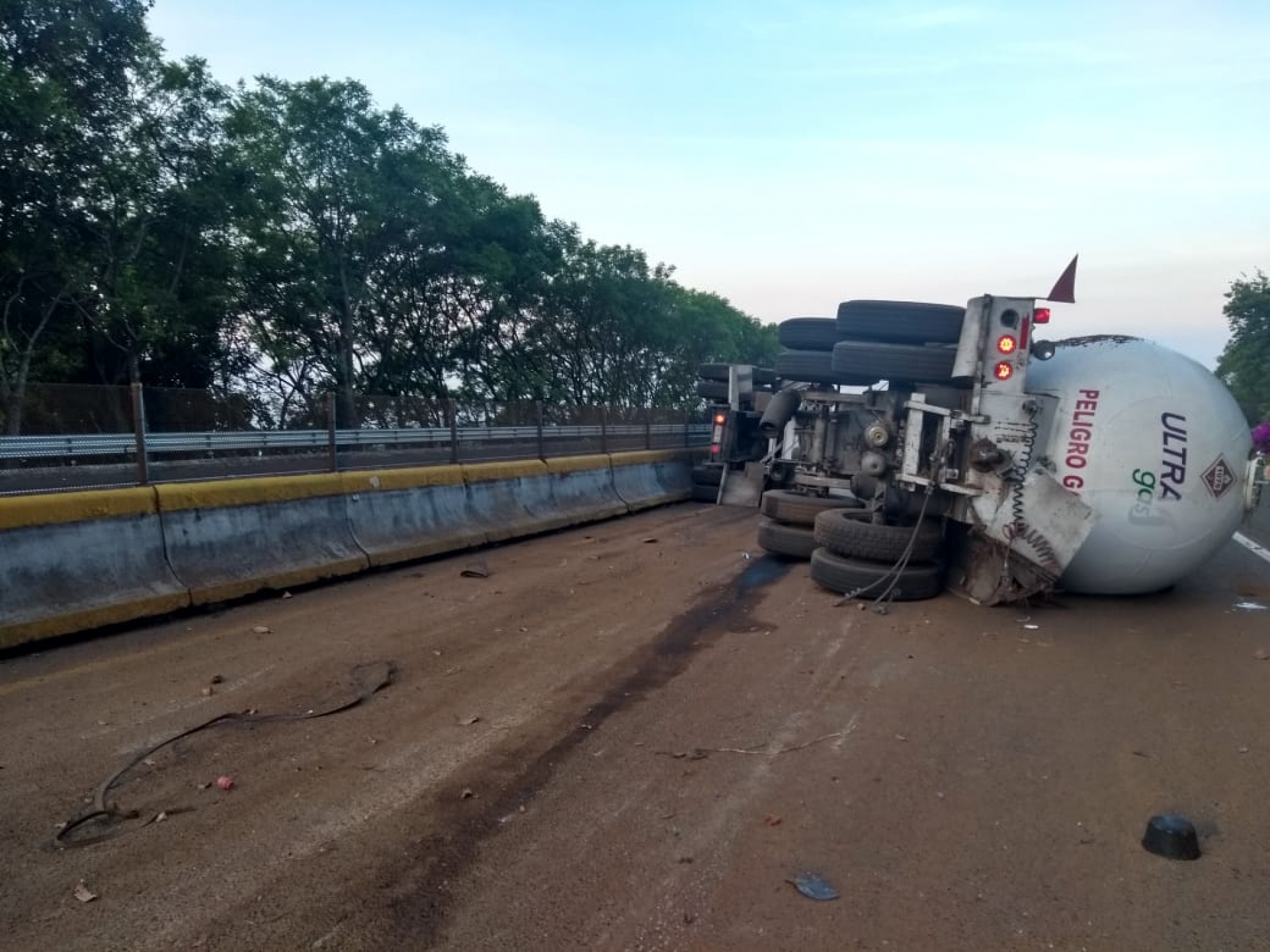 Pipa cargada con gas LP volcó en la autopista México-Cuernavaca