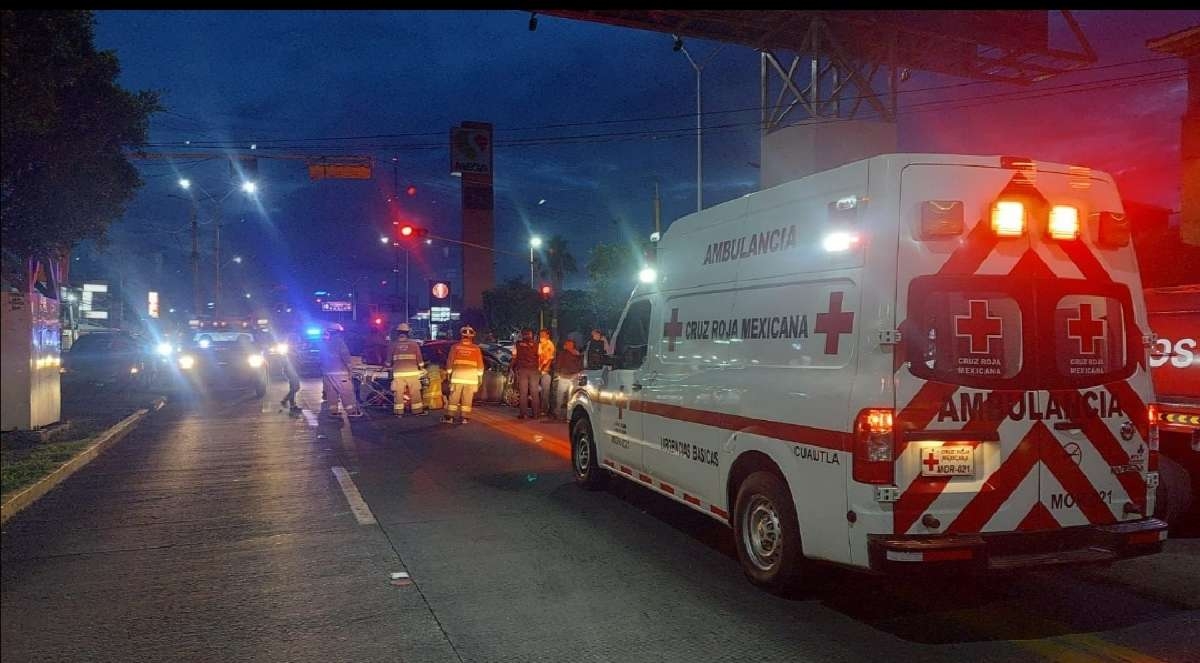 Se les atravesó un poste en plena avenida Reforma