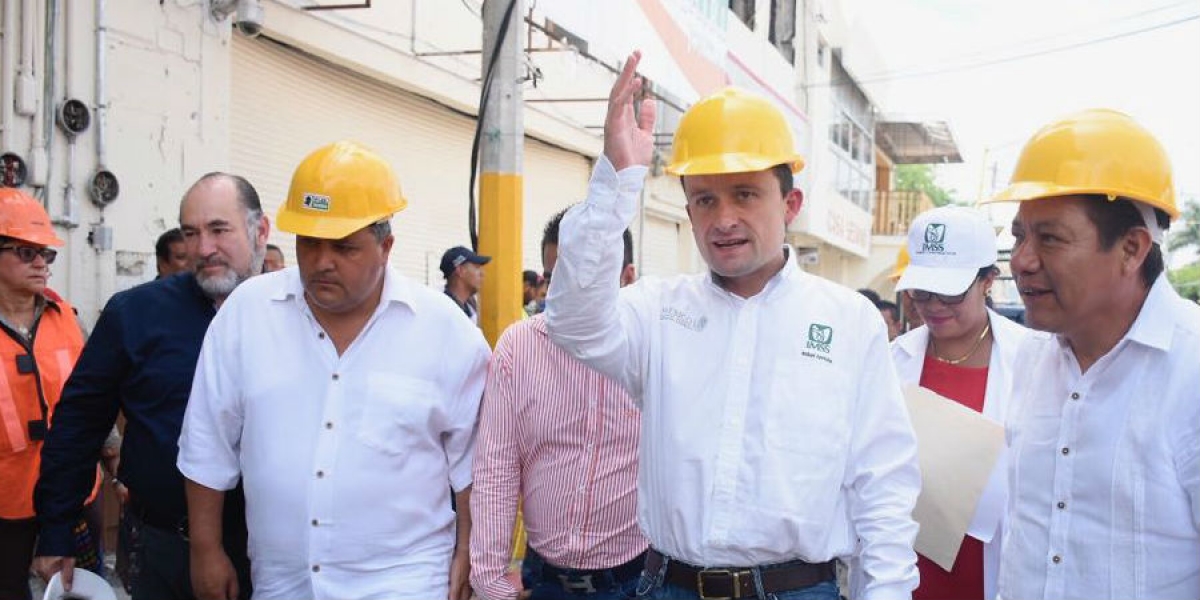 Recorren director del IMSS y autoridades zona afectada tras sismo, en Jojutla