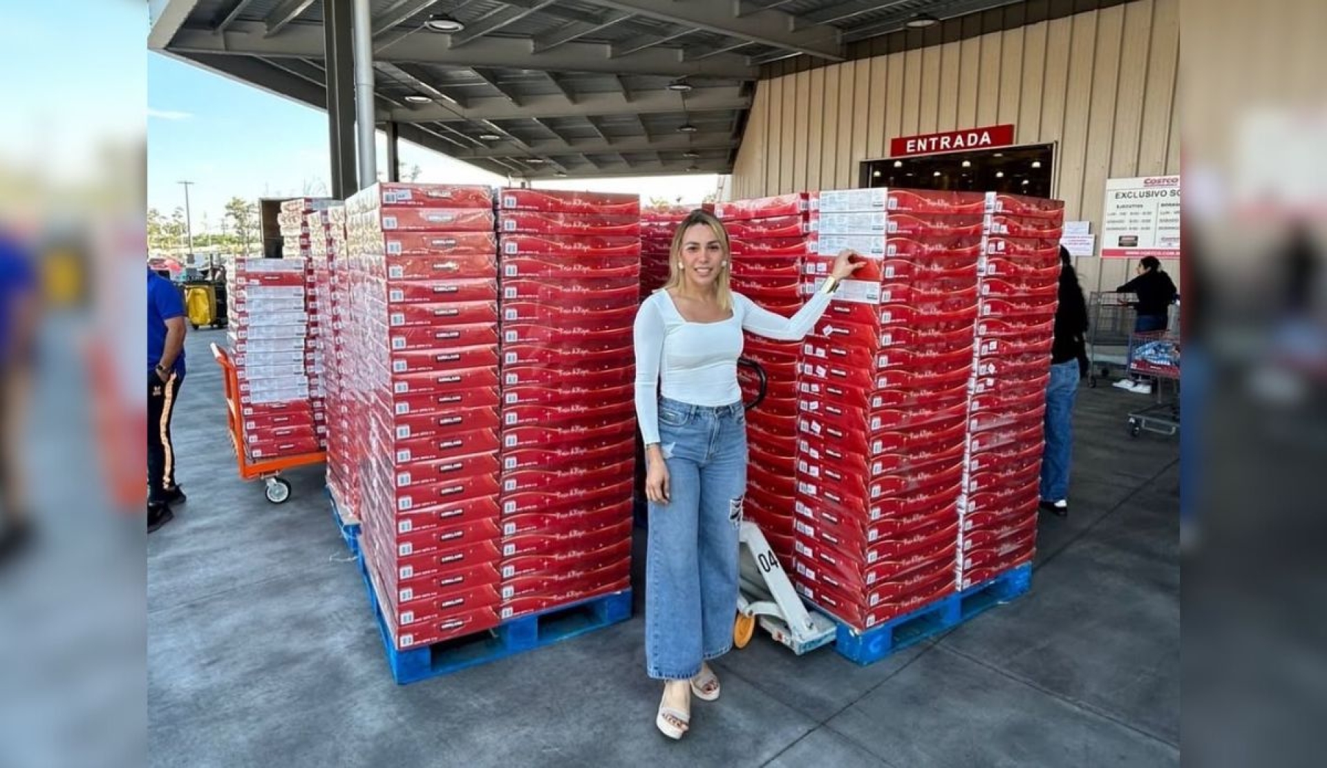 Ex diputada Ximena Figueroa repite reventa masiva de roscas de Reyes en Colima