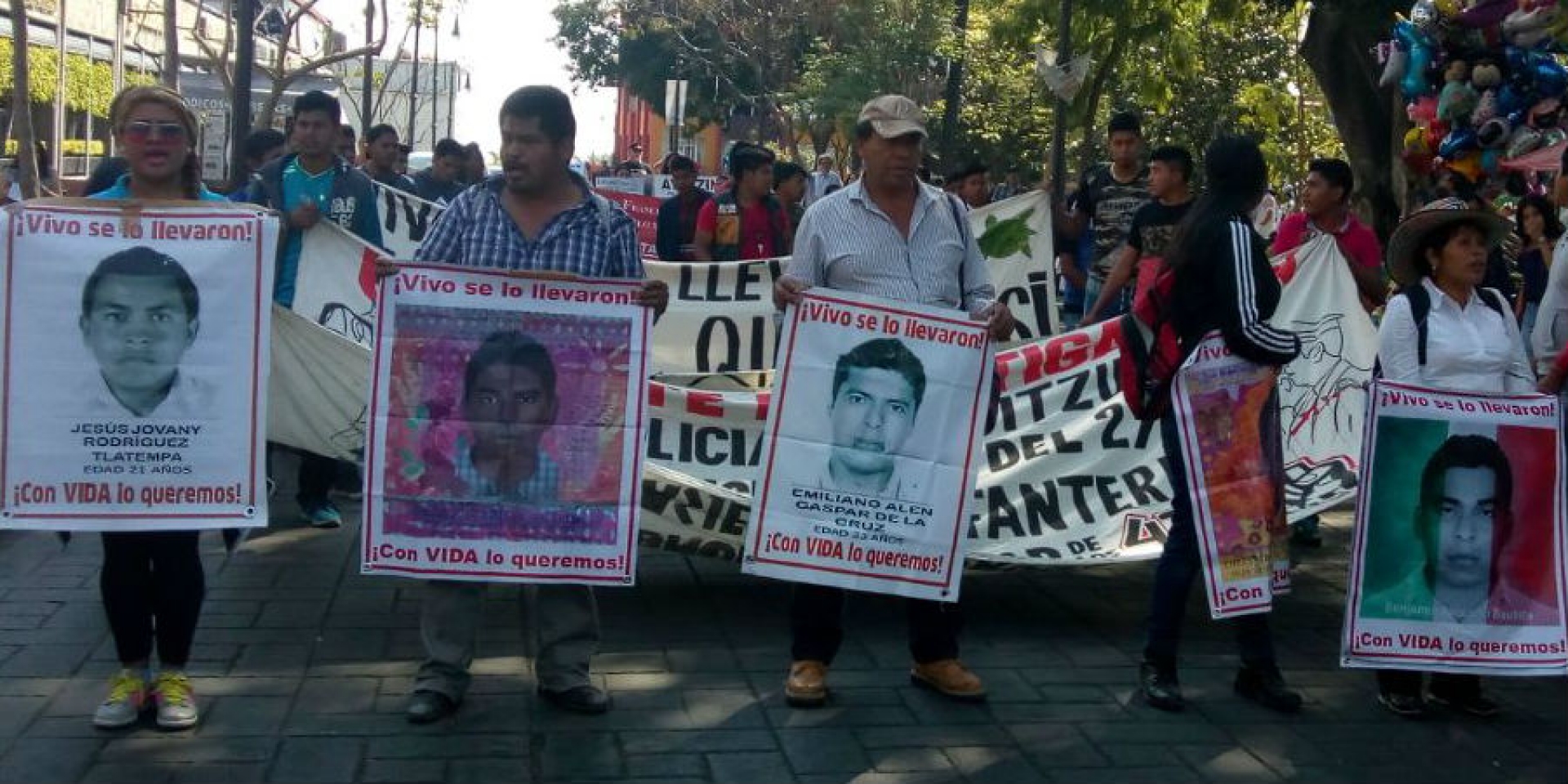 Llega a Cuernavaca caravana de padres y madres de los 43 normalistas de Ayotzinapa