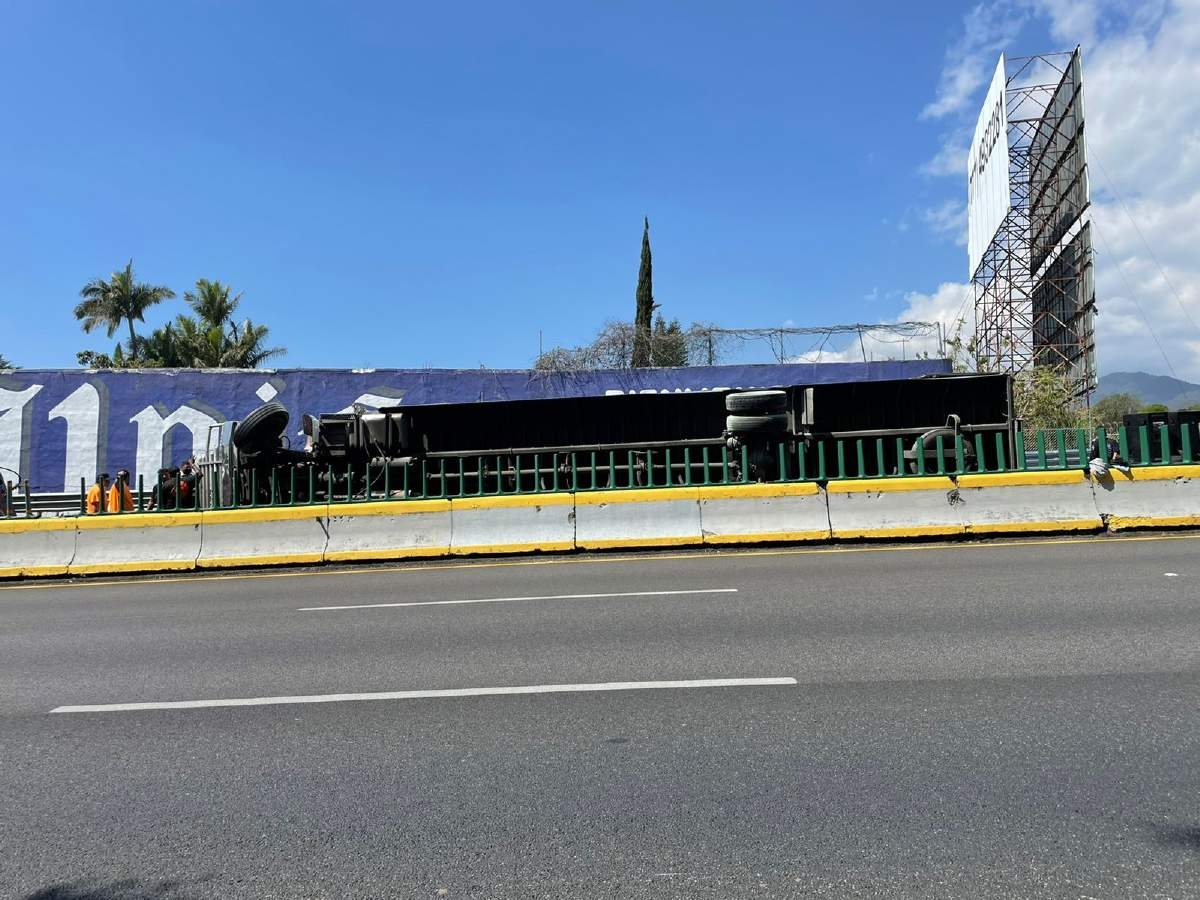 Vuelca camión de carga en la México-Acapulco