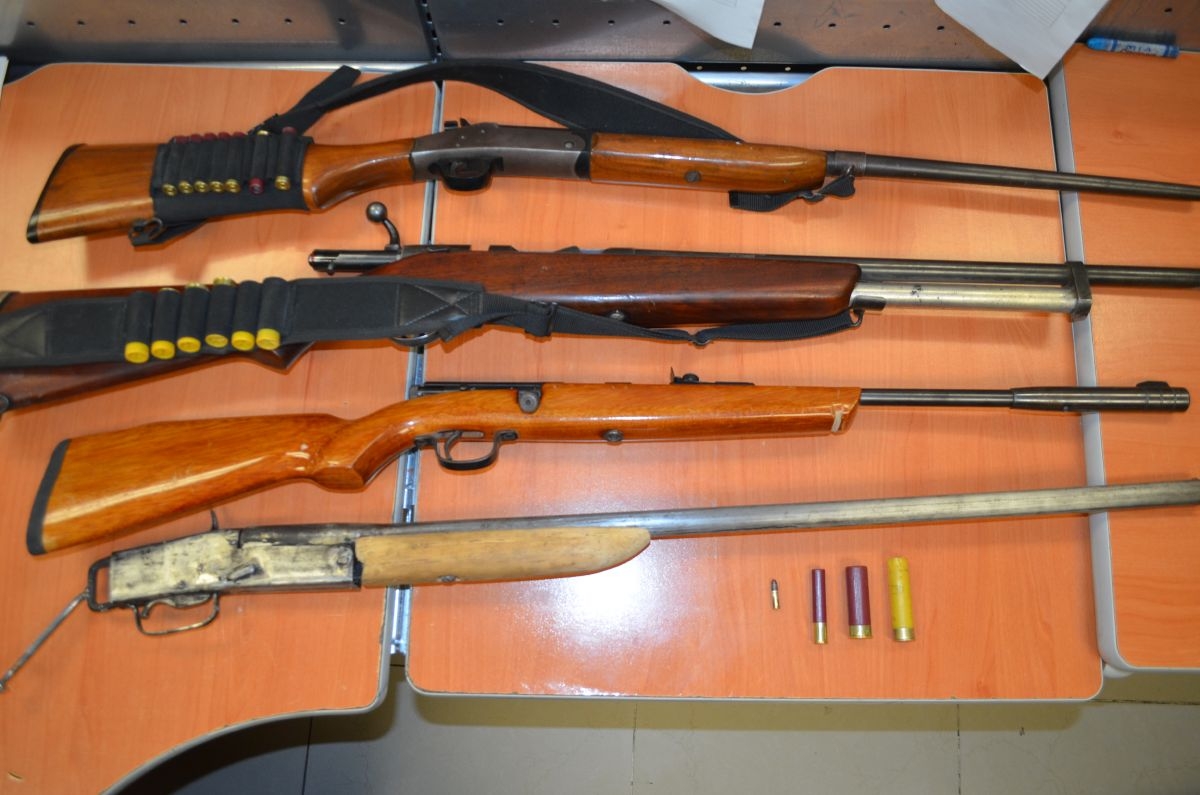Detienen a un hombre en posesión de cuatro escopetas