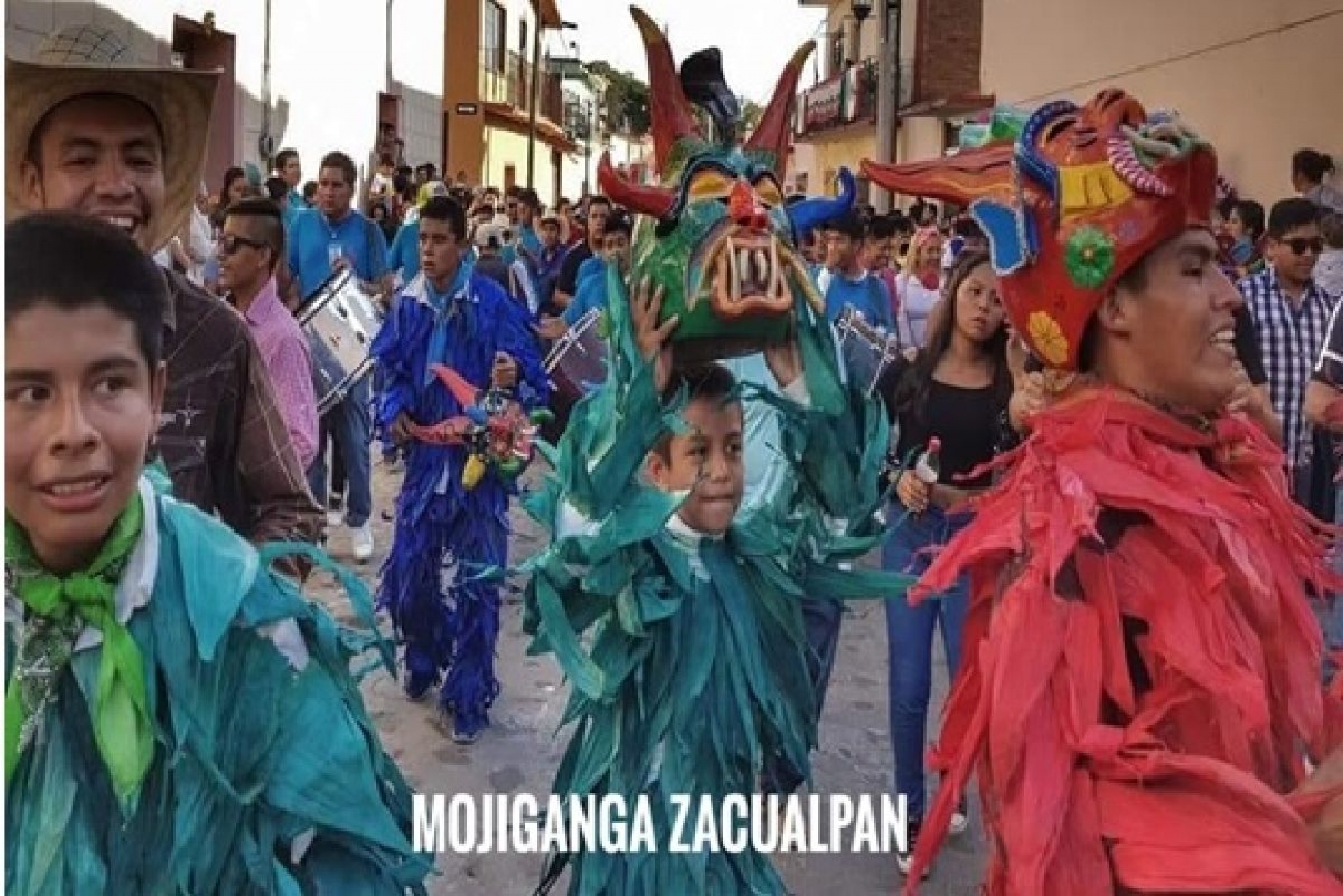 Reciben niños y jóvenes talleres de cartonería tradicional en línea