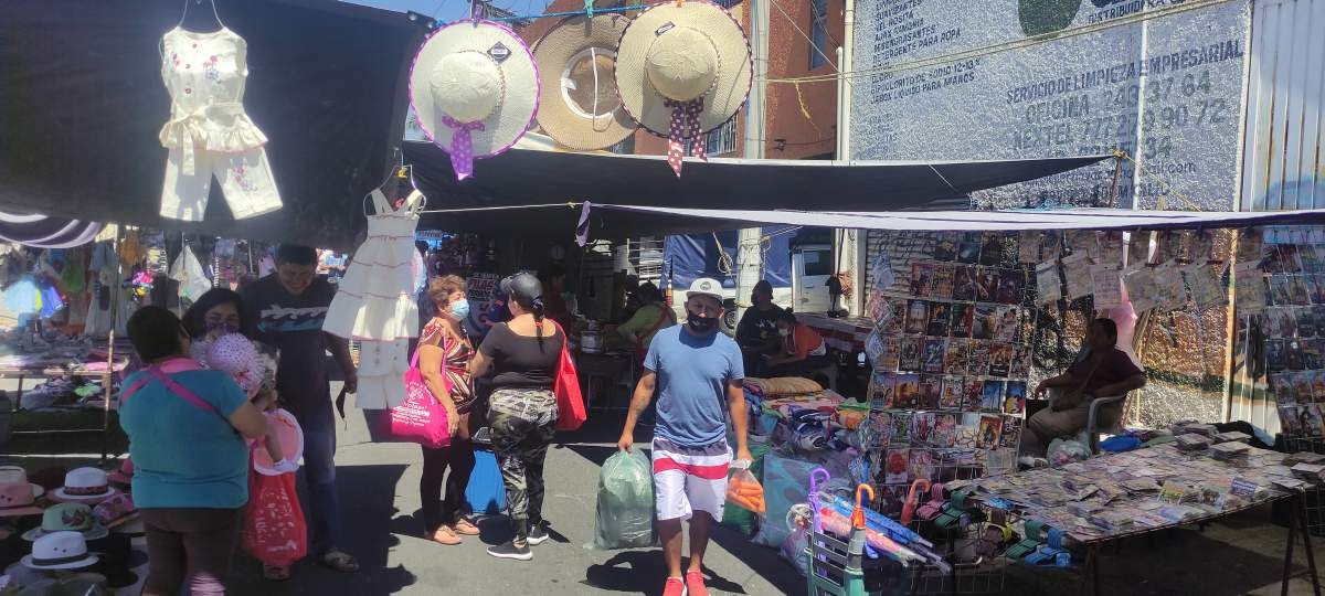 Cuidan medidas sanitarias en tianguis de la colonia Satélite