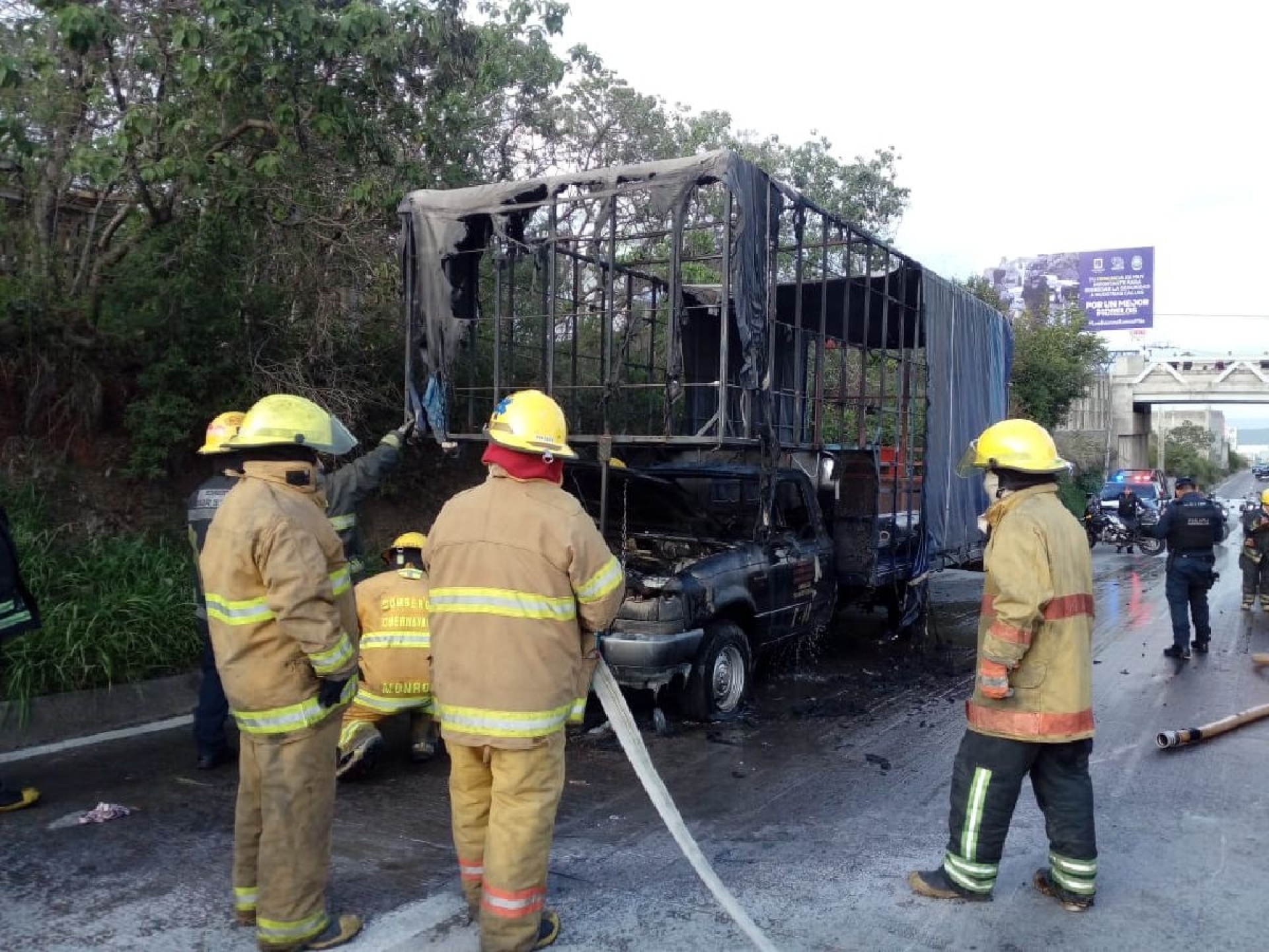 Se incendia camioneta en el Paso Exprés