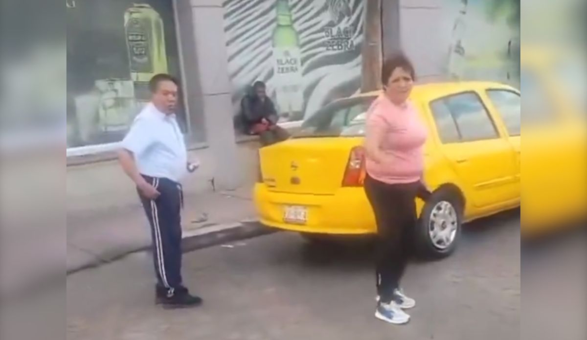 Adultos mayores causan altercado tras negarse a pagar cuenta en taquería