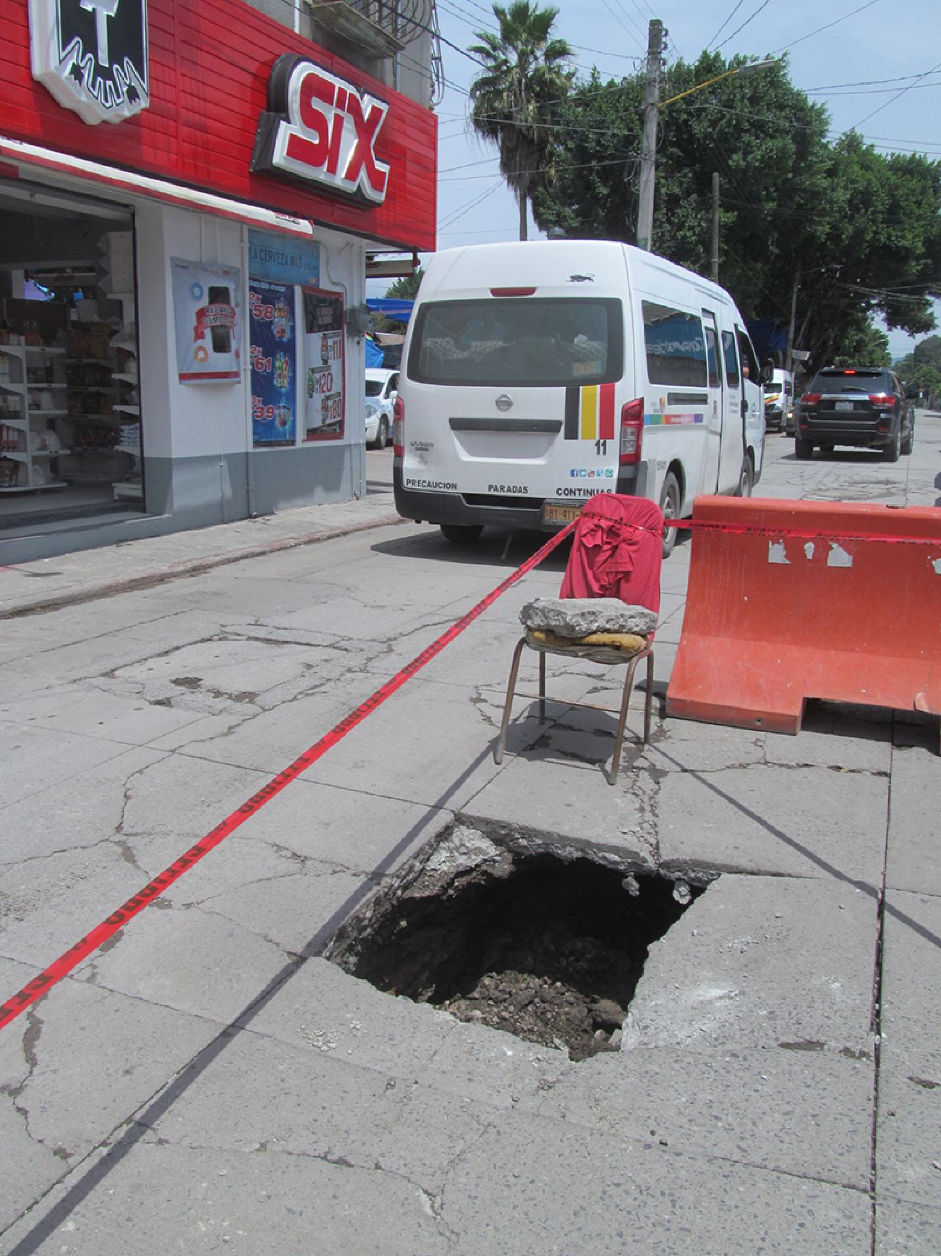 Aparece socavón en plena avenida principal de Tlaltizapán