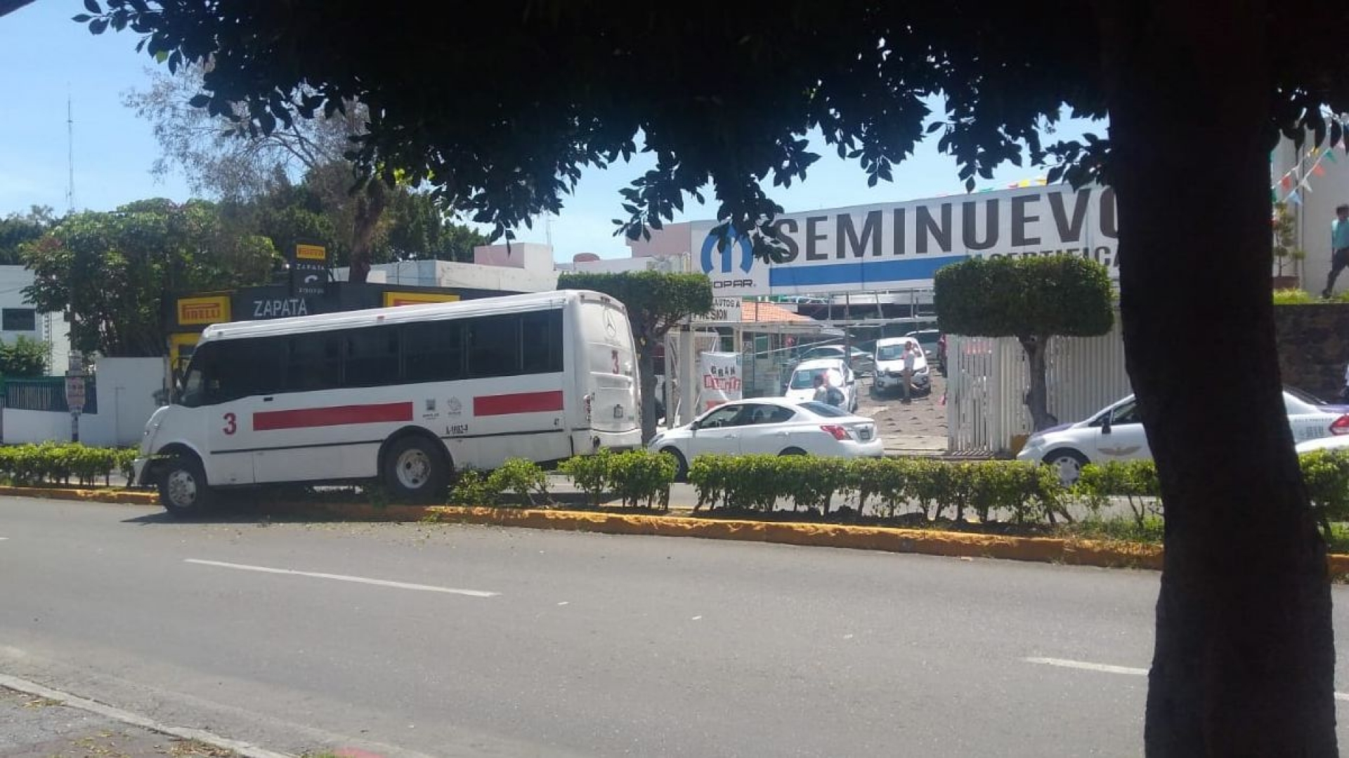 Se sube “ruta” a camellón para evitar un choque