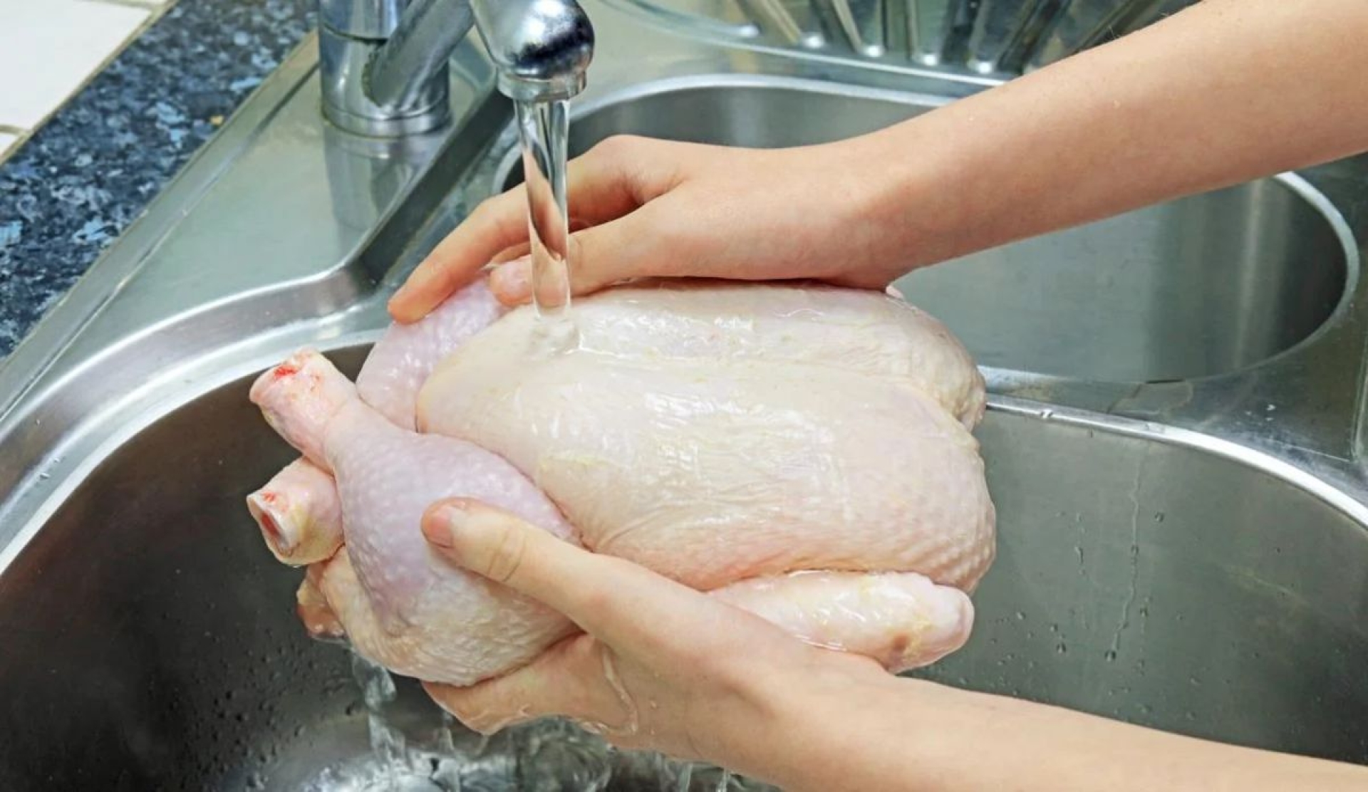 ¿Es seguro lavar el pollo antes de cocinarlo? Riesgos y recomendaciones